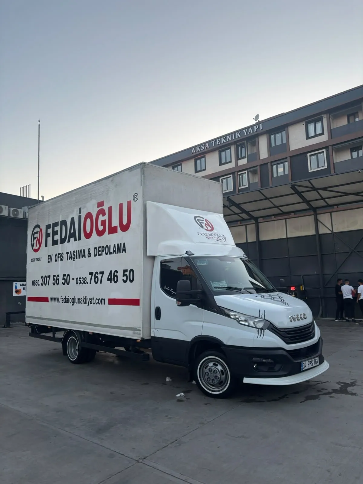 Fedaioğlu Nakliyat kamyonu kurum binası önünde